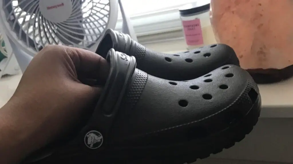 How to stretch crocs? 3 DIY methods to apply