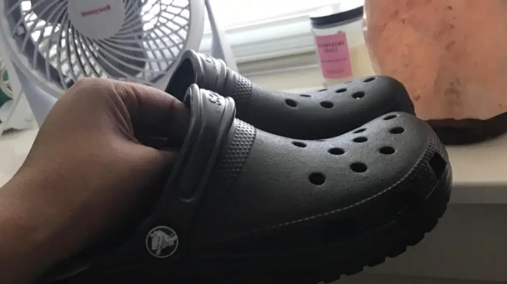 How To Stretch Crocs? 3 Easier Techniques You Need to Apply - Shoe Filter